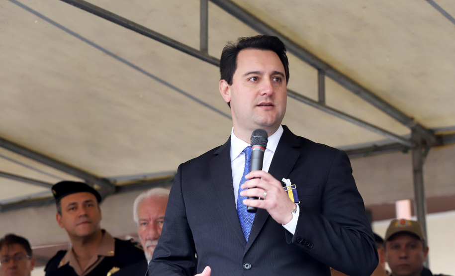 O Governador Carlos Massa Ratinho Junior autoriza nesta quarta-feira (04) a realização de concurso público e contratação de profissionais para a Polícia Militar, Polícia Civil e Departamento Penitenciário (Depen). Participaram do evento: os secretários, de Segurança, cel. Romulo Marinho Soares; da Casa Civil, Guto Silva; comandante geral da PMPR, cel. Péricles de Matos; delegado geral da Polícia Civil do Paraná, Silvio Jacob Rockembach; Curitiba, 04-09-19.Foto: Arnaldo Alves / AEN