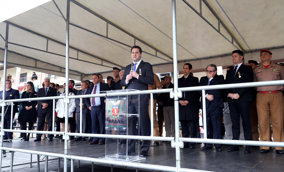 O Governador Carlos Massa Ratinho Junior autoriza nesta quarta-feira (04) a realização de concurso público e contratação de profissionais para a Polícia Militar, Polícia Civil e Departamento Penitenciário (Depen). Participaram do evento: os secretários, de Segurança, cel. Romulo Marinho Soares; da Casa Civil, Guto Silva; comandante geral da PMPR, cel. Péricles de Matos; delegado geral da Polícia Civil do Paraná, Silvio Jacob Rockembach; Curitiba, 04-09-19.Foto: Arnaldo Alves / AEN