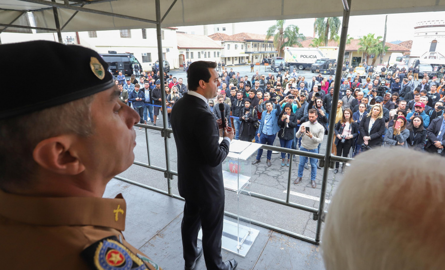 O Governador Carlos Massa Ratinho Junior autoriza nesta quarta-feira (04) a realização de concurso público e contratação de profissionais para a Polícia Militar, Polícia Civil e Departamento Penitenciário (Depen). Participaram do evento: os secretários, de Segurança, cel. Romulo Marinho Soares; da Casa Civil, Guto Silva; comandante geral da PMPR, cel. Péricles de Matos; delegado geral da Polícia Civil do Paraná, Silvio Jacob Rockembach; Curitiba, 04-09-19.Foto: Arnaldo Alves / AEN