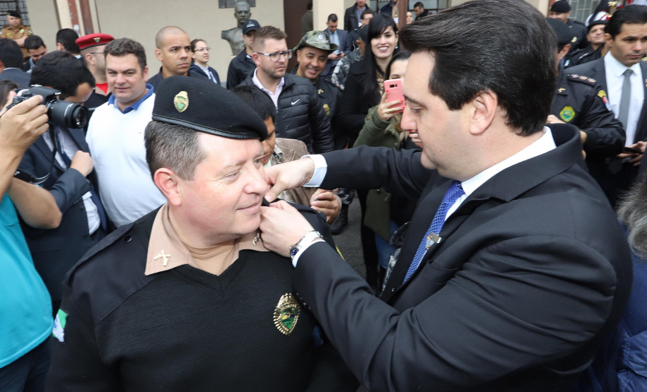 O Governador Carlos Massa Ratinho Junior autoriza nesta quarta-feira (04) a realização de concurso público e contratação de profissionais para a Polícia Militar, Polícia Civil e Departamento Penitenciário (Depen). Participaram do evento: os secretários, de Segurança, cel. Romulo Marinho Soares; da Casa Civil, Guto Silva; comandante geral da PMPR, cel. Péricles de Matos; delegado geral da Polícia Civil do Paraná, Silvio Jacob Rockembach; Curitiba, 04-09-19.Foto: Arnaldo Alves / AEN