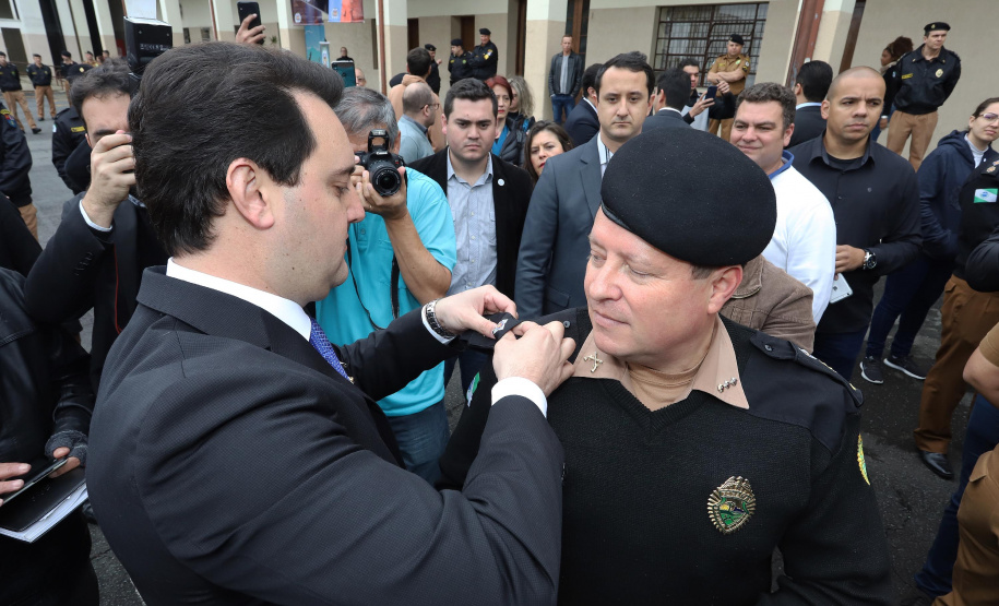 O Governador Carlos Massa Ratinho Junior autoriza nesta quarta-feira (04) a realização de concurso público e contratação de profissionais para a Polícia Militar, Polícia Civil e Departamento Penitenciário (Depen). Participaram do evento: os secretários, de Segurança, cel. Romulo Marinho Soares; da Casa Civil, Guto Silva; comandante geral da PMPR, cel. Péricles de Matos; delegado geral da Polícia Civil do Paraná, Silvio Jacob Rockembach; Curitiba, 04-09-19.Foto: Arnaldo Alves / AEN