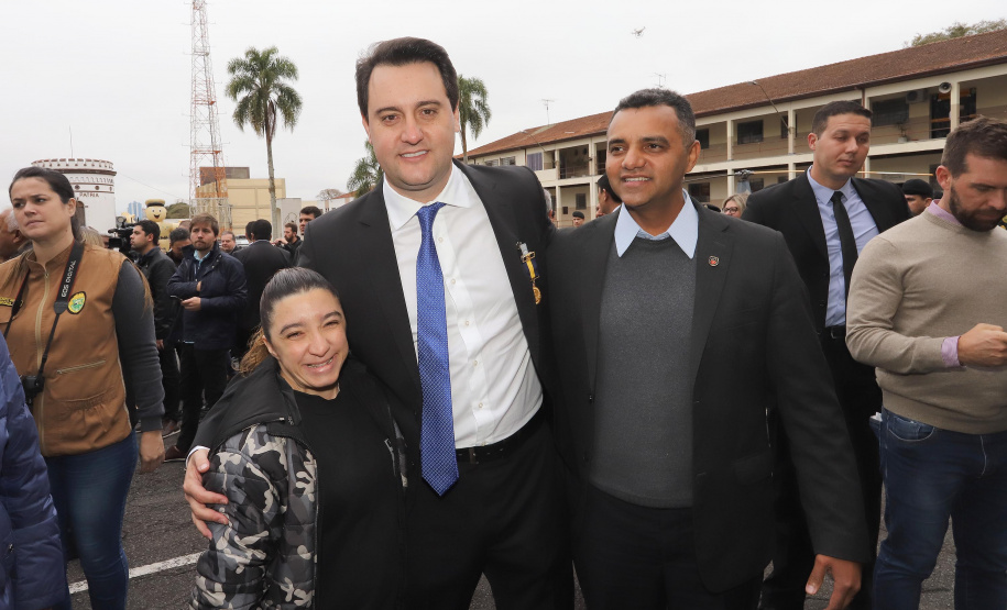 O Governador Carlos Massa Ratinho Junior autoriza nesta quarta-feira (04) a realização de concurso público e contratação de profissionais para a Polícia Militar, Polícia Civil e Departamento Penitenciário (Depen). Participaram do evento: os secretários, de Segurança, cel. Romulo Marinho Soares; da Casa Civil, Guto Silva; comandante geral da PMPR, cel. Péricles de Matos; delegado geral da Polícia Civil do Paraná, Silvio Jacob Rockembach; Curitiba, 04-09-19.Foto: Arnaldo Alves / AEN