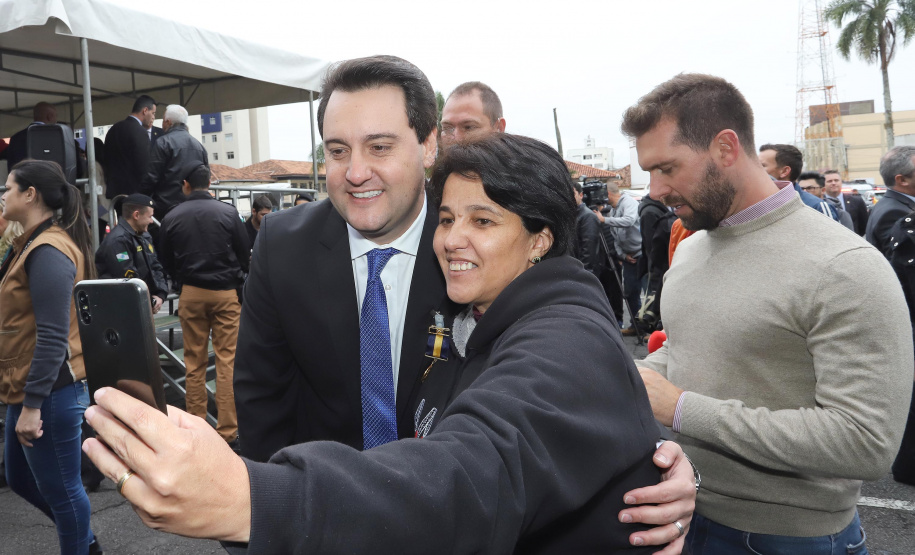 O Governador Carlos Massa Ratinho Junior autoriza nesta quarta-feira (04) a realização de concurso público e contratação de profissionais para a Polícia Militar, Polícia Civil e Departamento Penitenciário (Depen). Participaram do evento: os secretários, de Segurança, cel. Romulo Marinho Soares; da Casa Civil, Guto Silva; comandante geral da PMPR, cel. Péricles de Matos; delegado geral da Polícia Civil do Paraná, Silvio Jacob Rockembach; Curitiba, 04-09-19.Foto: Arnaldo Alves / AEN