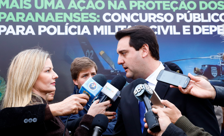 O governador Carlos Massa Ratinho Junior autorizou nesta quarta-feira (4) os concursos públicos para contratação de 2,4 mil militares estaduais. São 2 mil policiais e 400 bombeiros. Além disso, o Estado vai selecionar 50 delegados, 300 investigadores e 50 papiloscopistas para a Polícia Civil. Também foram abertas 238 vagas para agentes de cadeia para complementar o quadro do Departamento Penitenciário (Depen).