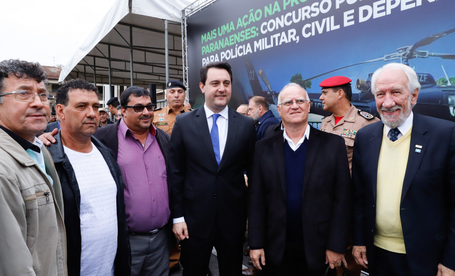 O governador Carlos Massa Ratinho Junior autorizou nesta quarta-feira (4) os concursos públicos para contratação de 2,4 mil militares estaduais. São 2 mil policiais e 400 bombeiros. Além disso, o Estado vai selecionar 50 delegados, 300 investigadores e 50 papiloscopistas para a Polícia Civil. Também foram abertas 238 vagas para agentes de cadeia para complementar o quadro do Departamento Penitenciário (Depen).