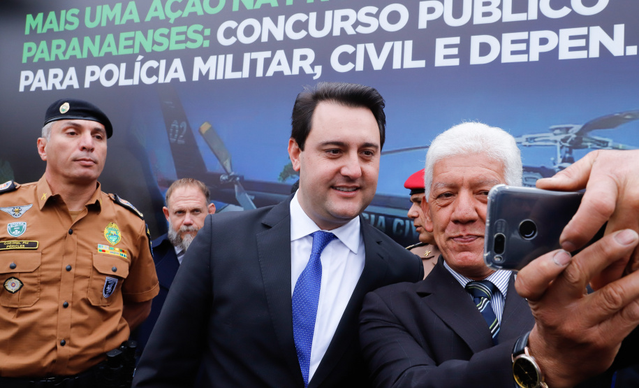 O governador Carlos Massa Ratinho Junior autorizou nesta quarta-feira (4) os concursos públicos para contratação de 2,4 mil militares estaduais. São 2 mil policiais e 400 bombeiros. Além disso, o Estado vai selecionar 50 delegados, 300 investigadores e 50 papiloscopistas para a Polícia Civil. Também foram abertas 238 vagas para agentes de cadeia para complementar o quadro do Departamento Penitenciário (Depen).