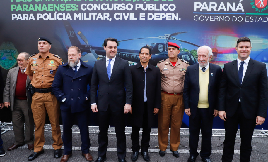 O governador Carlos Massa Ratinho Junior autorizou nesta quarta-feira (4) os concursos públicos para contratação de 2,4 mil militares estaduais. São 2 mil policiais e 400 bombeiros. Além disso, o Estado vai selecionar 50 delegados, 300 investigadores e 50 papiloscopistas para a Polícia Civil. Também foram abertas 238 vagas para agentes de cadeia para complementar o quadro do Departamento Penitenciário (Depen).