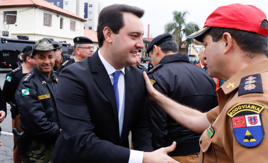 O governador Carlos Massa Ratinho Junior autorizou nesta quarta-feira (4) os concursos públicos para contratação de 2,4 mil militares estaduais. São 2 mil policiais e 400 bombeiros. Além disso, o Estado vai selecionar 50 delegados, 300 investigadores e 50 papiloscopistas para a Polícia Civil. Também foram abertas 238 vagas para agentes de cadeia para complementar o quadro do Departamento Penitenciário (Depen).