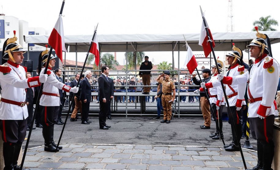 O governador Carlos Massa Ratinho Junior autorizou nesta quarta-feira (4) os concursos públicos para contratação de 2,4 mil militares estaduais. São 2 mil policiais e 400 bombeiros. Além disso, o Estado vai selecionar 50 delegados, 300 investigadores e 50 papiloscopistas para a Polícia Civil. Também foram abertas 238 vagas para agentes de cadeia para complementar o quadro do Departamento Penitenciário (Depen).