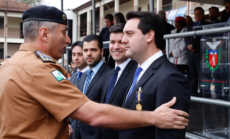 O governador Carlos Massa Ratinho Junior autorizou nesta quarta-feira (4) os concursos públicos para contratação de 2,4 mil militares estaduais. São 2 mil policiais e 400 bombeiros. Além disso, o Estado vai selecionar 50 delegados, 300 investigadores e 50 papiloscopistas para a Polícia Civil. Também foram abertas 238 vagas para agentes de cadeia para complementar o quadro do Departamento Penitenciário (Depen).