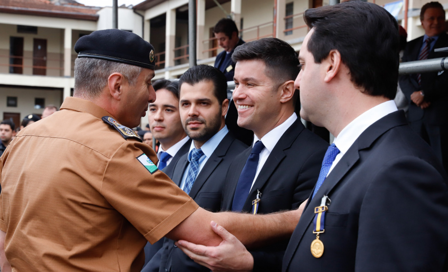O governador Carlos Massa Ratinho Junior autorizou nesta quarta-feira (4) os concursos públicos para contratação de 2,4 mil militares estaduais. São 2 mil policiais e 400 bombeiros. Além disso, o Estado vai selecionar 50 delegados, 300 investigadores e 50 papiloscopistas para a Polícia Civil. Também foram abertas 238 vagas para agentes de cadeia para complementar o quadro do Departamento Penitenciário (Depen).
