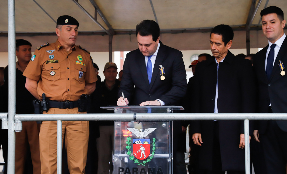 O governador Carlos Massa Ratinho Junior autorizou nesta quarta-feira (4) os concursos públicos para contratação de 2,4 mil militares estaduais. São 2 mil policiais e 400 bombeiros. Além disso, o Estado vai selecionar 50 delegados, 300 investigadores e 50 papiloscopistas para a Polícia Civil. Também foram abertas 238 vagas para agentes de cadeia para complementar o quadro do Departamento Penitenciário (Depen).