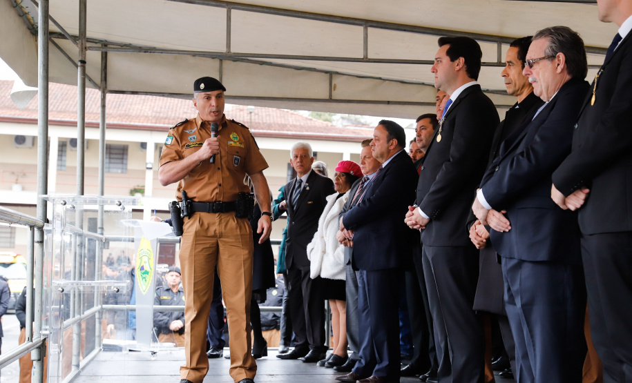 O governador Carlos Massa Ratinho Junior autorizou nesta quarta-feira (4) os concursos públicos para contratação de 2,4 mil militares estaduais. São 2 mil policiais e 400 bombeiros. Além disso, o Estado vai selecionar 50 delegados, 300 investigadores e 50 papiloscopistas para a Polícia Civil. Também foram abertas 238 vagas para agentes de cadeia para complementar o quadro do Departamento Penitenciário (Depen).
