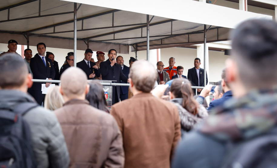 O governador Carlos Massa Ratinho Junior autorizou nesta quarta-feira (4) os concursos públicos para contratação de 2,4 mil militares estaduais. São 2 mil policiais e 400 bombeiros. Além disso, o Estado vai selecionar 50 delegados, 300 investigadores e 50 papiloscopistas para a Polícia Civil. Também foram abertas 238 vagas para agentes de cadeia para complementar o quadro do Departamento Penitenciário (Depen).