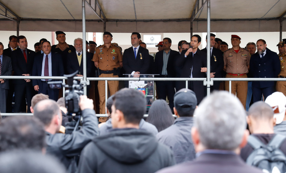 O governador Carlos Massa Ratinho Junior autorizou nesta quarta-feira (4) os concursos públicos para contratação de 2,4 mil militares estaduais. São 2 mil policiais e 400 bombeiros. Além disso, o Estado vai selecionar 50 delegados, 300 investigadores e 50 papiloscopistas para a Polícia Civil. Também foram abertas 238 vagas para agentes de cadeia para complementar o quadro do Departamento Penitenciário (Depen).