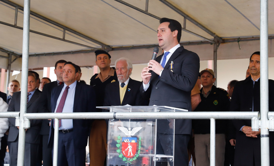 O governador Carlos Massa Ratinho Junior autorizou nesta quarta-feira (4) os concursos públicos para contratação de 2,4 mil militares estaduais. São 2 mil policiais e 400 bombeiros. Além disso, o Estado vai selecionar 50 delegados, 300 investigadores e 50 papiloscopistas para a Polícia Civil. Também foram abertas 238 vagas para agentes de cadeia para complementar o quadro do Departamento Penitenciário (Depen).