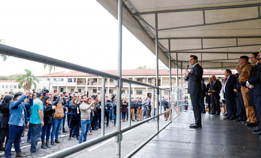 O governador Carlos Massa Ratinho Junior autorizou nesta quarta-feira (4) os concursos públicos para contratação de 2,4 mil militares estaduais. São 2 mil policiais e 400 bombeiros. Além disso, o Estado vai selecionar 50 delegados, 300 investigadores e 50 papiloscopistas para a Polícia Civil. Também foram abertas 238 vagas para agentes de cadeia para complementar o quadro do Departamento Penitenciário (Depen).