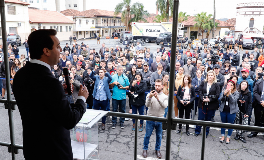 O governador Carlos Massa Ratinho Junior autorizou nesta quarta-feira (4) os concursos públicos para contratação de 2,4 mil militares estaduais. São 2 mil policiais e 400 bombeiros. Além disso, o Estado vai selecionar 50 delegados, 300 investigadores e 50 papiloscopistas para a Polícia Civil. Também foram abertas 238 vagas para agentes de cadeia para complementar o quadro do Departamento Penitenciário (Depen).