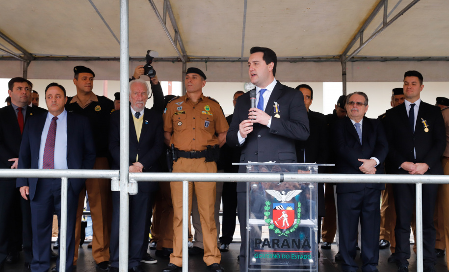 O governador Carlos Massa Ratinho Junior autorizou nesta quarta-feira (4) os concursos públicos para contratação de 2,4 mil militares estaduais. São 2 mil policiais e 400 bombeiros. Além disso, o Estado vai selecionar 50 delegados, 300 investigadores e 50 papiloscopistas para a Polícia Civil. Também foram abertas 238 vagas para agentes de cadeia para complementar o quadro do Departamento Penitenciário (Depen).