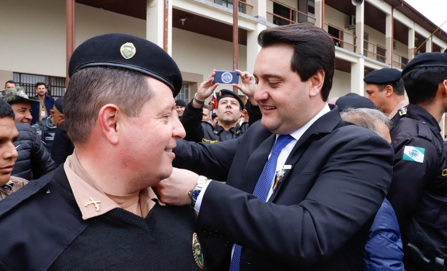 O governador Carlos Massa Ratinho Junior autorizou nesta quarta-feira (4) os concursos públicos para contratação de 2,4 mil militares estaduais. São 2 mil policiais e 400 bombeiros. Além disso, o Estado vai selecionar 50 delegados, 300 investigadores e 50 papiloscopistas para a Polícia Civil. Também foram abertas 238 vagas para agentes de cadeia para complementar o quadro do Departamento Penitenciário (Depen).