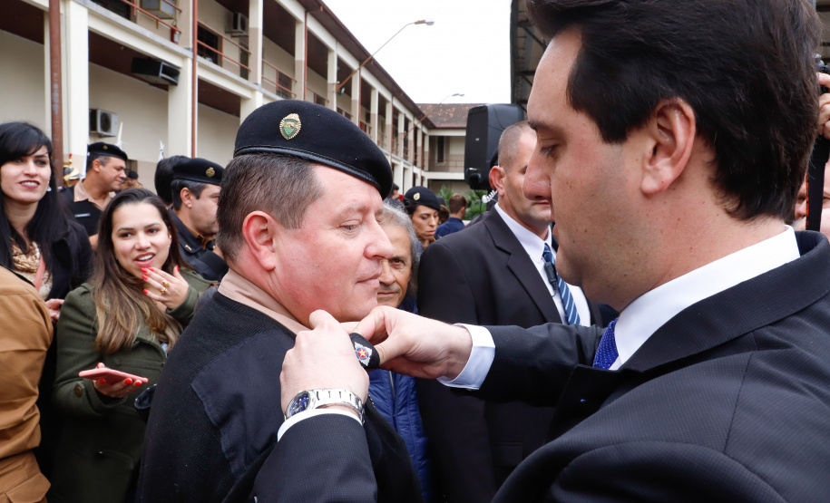 O governador Carlos Massa Ratinho Junior autorizou nesta quarta-feira (4) os concursos públicos para contratação de 2,4 mil militares estaduais. São 2 mil policiais e 400 bombeiros. Além disso, o Estado vai selecionar 50 delegados, 300 investigadores e 50 papiloscopistas para a Polícia Civil. Também foram abertas 238 vagas para agentes de cadeia para complementar o quadro do Departamento Penitenciário (Depen).