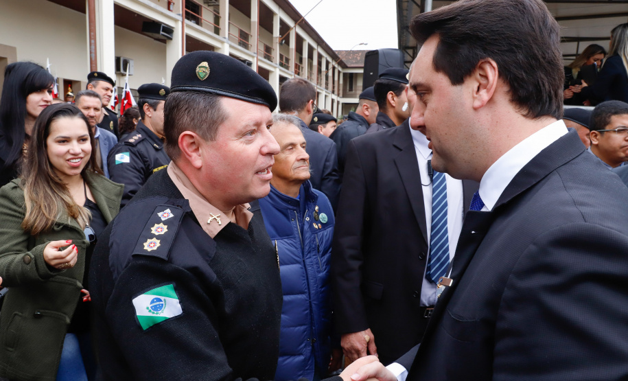 O governador Carlos Massa Ratinho Junior autorizou nesta quarta-feira (4) os concursos públicos para contratação de 2,4 mil militares estaduais. São 2 mil policiais e 400 bombeiros. Além disso, o Estado vai selecionar 50 delegados, 300 investigadores e 50 papiloscopistas para a Polícia Civil. Também foram abertas 238 vagas para agentes de cadeia para complementar o quadro do Departamento Penitenciário (Depen).