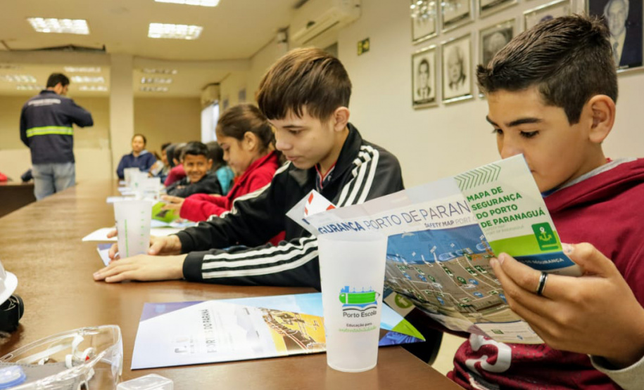O Programa Porto Escola, organizado pela empresa pública Portos do Paraná, teve nesta quarta-feira (04) sua primeira atividade de 2019 em Antonina. Um grupo de 21 alunos da 5ª série da escola municipal Professor Aracy Pinheiro Lima conheceu como funcionam as atividades portuárias, o cuidado necessário com o meio ambiente e noções de segurança. Este é o quinto ano do projeto, que tem como meta atender 2,5 mil crianças até dezembro. Foto: Divulgação/Portos do Paraná