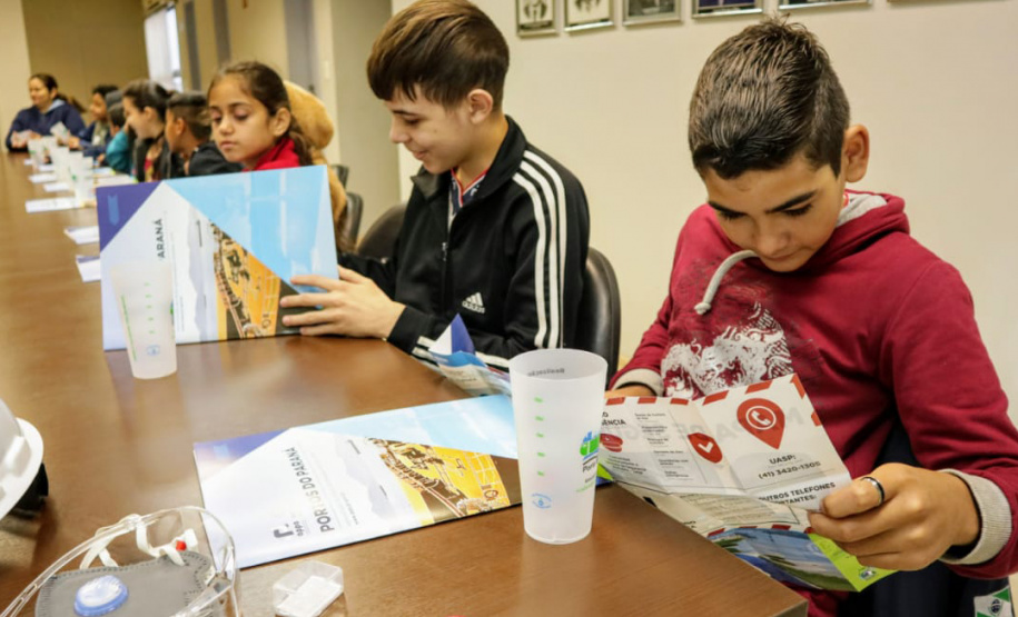 O Programa Porto Escola, organizado pela empresa pública Portos do Paraná, teve nesta quarta-feira (04) sua primeira atividade de 2019 em Antonina. Um grupo de 21 alunos da 5ª série da escola municipal Professor Aracy Pinheiro Lima conheceu como funcionam as atividades portuárias, o cuidado necessário com o meio ambiente e noções de segurança. Este é o quinto ano do projeto, que tem como meta atender 2,5 mil crianças até dezembro. Foto: Divulgação/Portos do Paraná