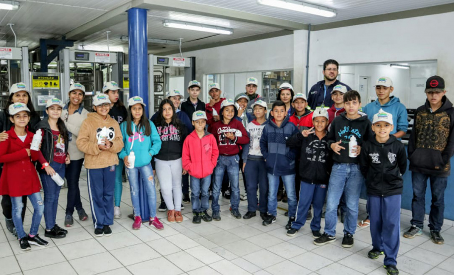 O Programa Porto Escola, organizado pela empresa pública Portos do Paraná, teve nesta quarta-feira (04) sua primeira atividade de 2019 em Antonina. Um grupo de 21 alunos da 5ª série da escola municipal Professor Aracy Pinheiro Lima conheceu como funcionam as atividades portuárias, o cuidado necessário com o meio ambiente e noções de segurança. Este é o quinto ano do projeto, que tem como meta atender 2,5 mil crianças até dezembro. Foto: Divulgação/Portos do Paraná