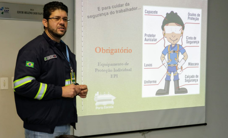 O Programa Porto Escola, organizado pela empresa pública Portos do Paraná, teve nesta quarta-feira (04) sua primeira atividade de 2019 em Antonina. Um grupo de 21 alunos da 5ª série da escola municipal Professor Aracy Pinheiro Lima conheceu como funcionam as atividades portuárias, o cuidado necessário com o meio ambiente e noções de segurança. Este é o quinto ano do projeto, que tem como meta atender 2,5 mil crianças até dezembro. Foto: Divulgação/Portos do Paraná