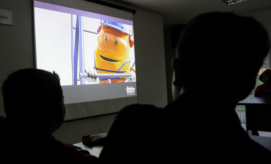 O Programa Porto Escola, organizado pela empresa pública Portos do Paraná, teve nesta quarta-feira (04) sua primeira atividade de 2019 em Antonina. Um grupo de 21 alunos da 5ª série da escola municipal Professor Aracy Pinheiro Lima conheceu como funcionam as atividades portuárias, o cuidado necessário com o meio ambiente e noções de segurança. Este é o quinto ano do projeto, que tem como meta atender 2,5 mil crianças até dezembro. Foto: Divulgação/Portos do Paraná