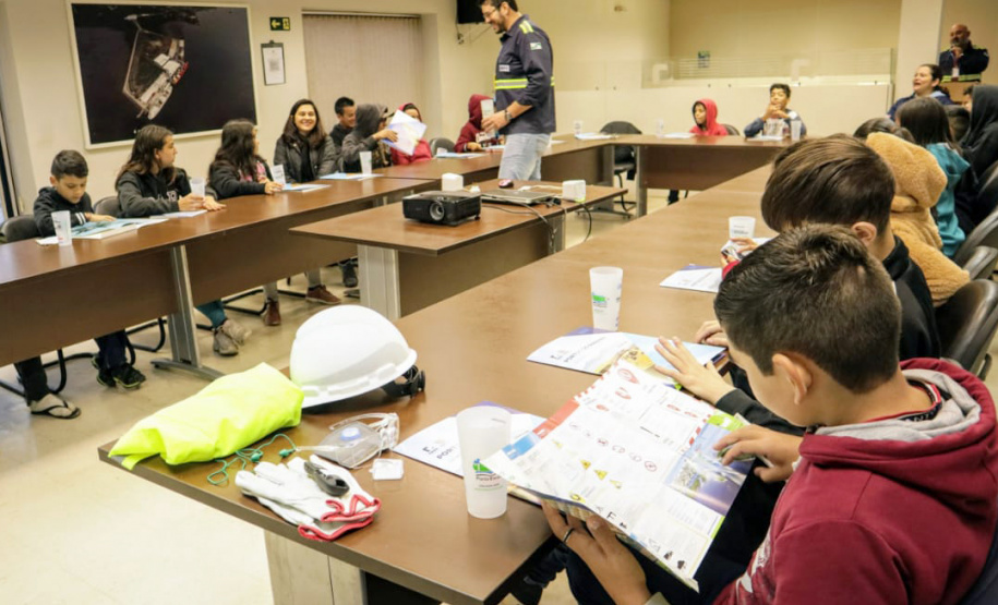 O Programa Porto Escola, organizado pela empresa pública Portos do Paraná, teve nesta quarta-feira (04) sua primeira atividade de 2019 em Antonina. Um grupo de 21 alunos da 5ª série da escola municipal Professor Aracy Pinheiro Lima conheceu como funcionam as atividades portuárias, o cuidado necessário com o meio ambiente e noções de segurança. Este é o quinto ano do projeto, que tem como meta atender 2,5 mil crianças até dezembro. Foto: Divulgação/Portos do Paraná