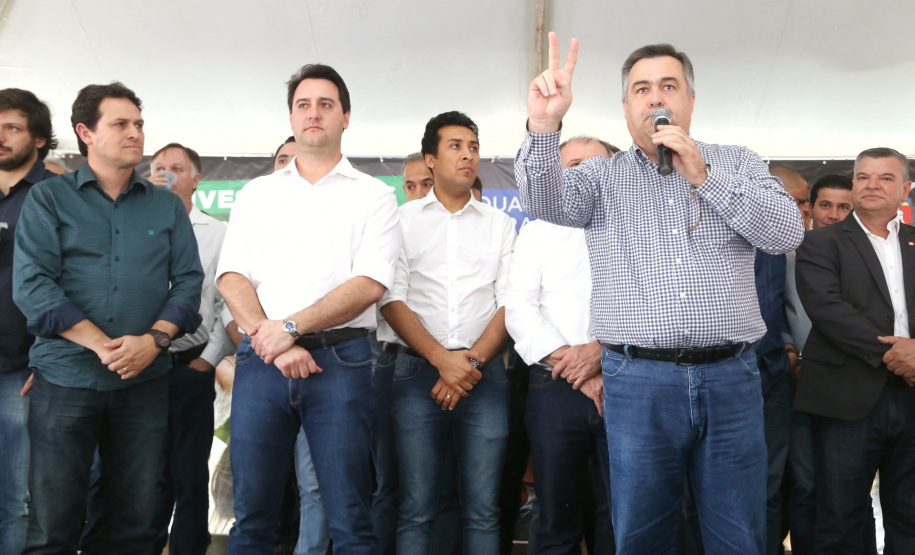 O Governador Carlos Massa Ratinho Junior confirmou investimentos que somam R$ 12,5 milhões para 24 municípios do Vale do Ivaí, Norte e Norte Pioneiro do Paraná. O pacote de ações inclui pavimentação asfáltica de vias urbanas, construção de barracões industriais e usina de asfalto, reforma em escolas, além da compra de veículos e equipamentos. As ordens para licitações e homologações foram assinadas nesta quinta-feira (05), em evento na prefeitura de Apucarana. Foto: Gilson Abreu/AEN