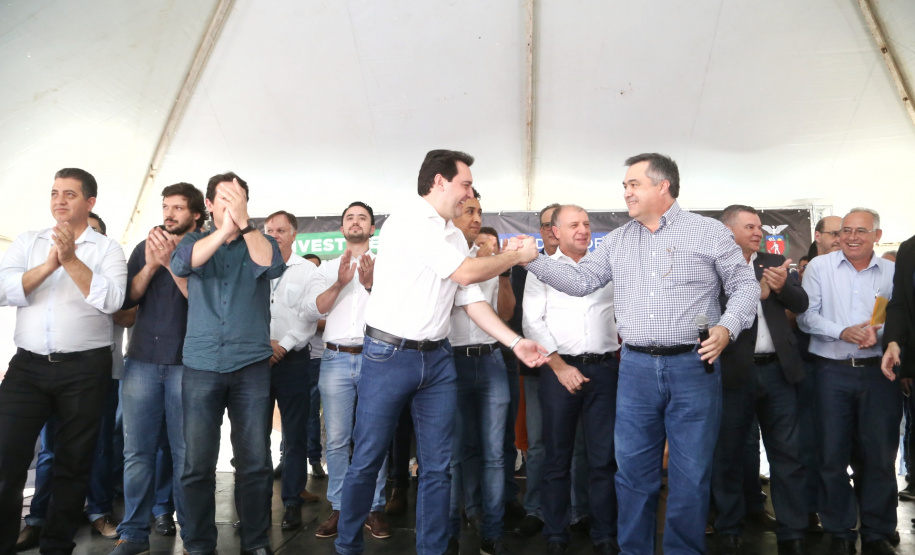 O Governador Carlos Massa Ratinho Junior confirmou investimentos que somam R$ 12,5 milhões para 24 municípios do Vale do Ivaí, Norte e Norte Pioneiro do Paraná. O pacote de ações inclui pavimentação asfáltica de vias urbanas, construção de barracões industriais e usina de asfalto, reforma em escolas, além da compra de veículos e equipamentos. As ordens para licitações e homologações foram assinadas nesta quinta-feira (05), em evento na prefeitura de Apucarana. Foto: Gilson Abreu/AEN