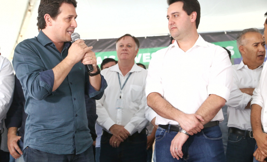 O Governador Carlos Massa Ratinho Junior confirmou investimentos que somam R$ 12,5 milhões para 24 municípios do Vale do Ivaí, Norte e Norte Pioneiro do Paraná. O pacote de ações inclui pavimentação asfáltica de vias urbanas, construção de barracões industriais e usina de asfalto, reforma em escolas, além da compra de veículos e equipamentos. As ordens para licitações e homologações foram assinadas nesta quinta-feira (05), em evento na prefeitura de Apucarana. Foto: Gilson Abreu/AEN