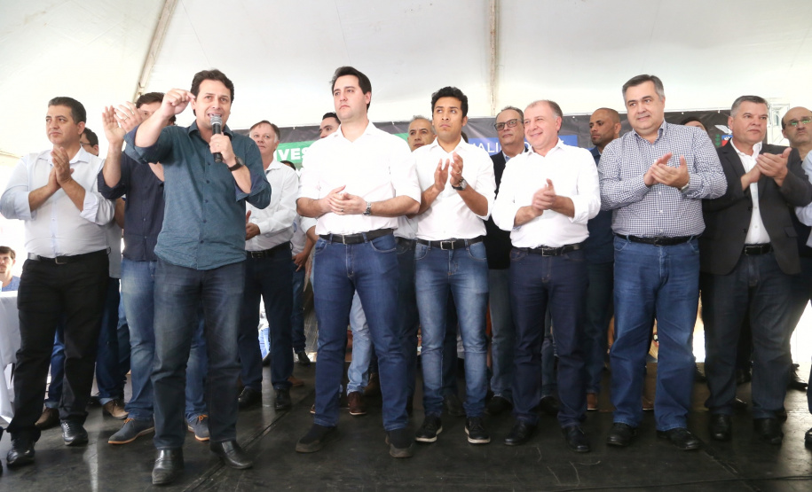 O Governador Carlos Massa Ratinho Junior confirmou investimentos que somam R$ 12,5 milhões para 24 municípios do Vale do Ivaí, Norte e Norte Pioneiro do Paraná. O pacote de ações inclui pavimentação asfáltica de vias urbanas, construção de barracões industriais e usina de asfalto, reforma em escolas, além da compra de veículos e equipamentos. As ordens para licitações e homologações foram assinadas nesta quinta-feira (05), em evento na prefeitura de Apucarana. Foto: Gilson Abreu/AEN