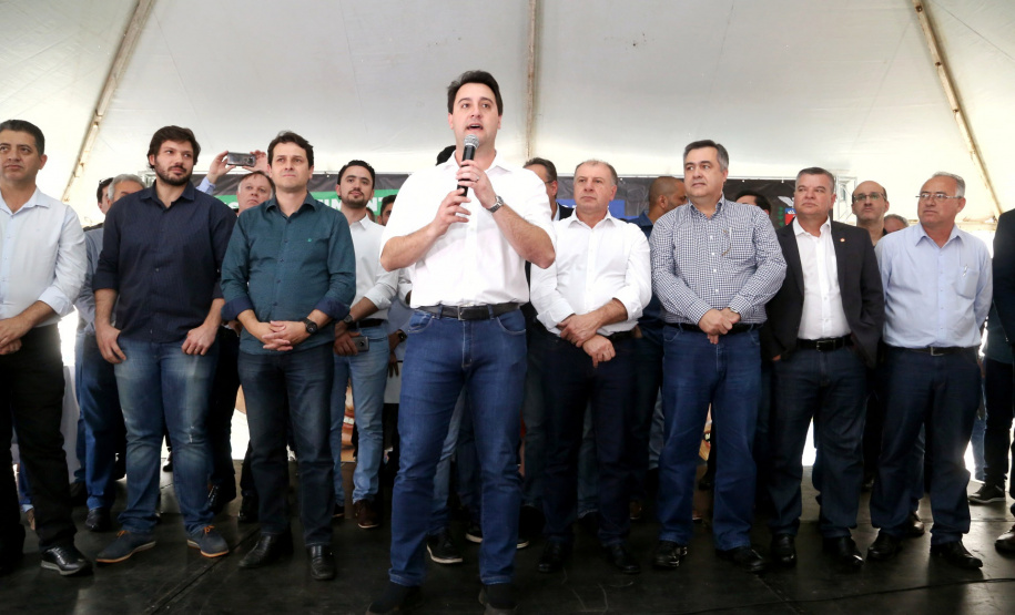 O Governador Carlos Massa Ratinho Junior confirmou investimentos que somam R$ 12,5 milhões para 24 municípios do Vale do Ivaí, Norte e Norte Pioneiro do Paraná. O pacote de ações inclui pavimentação asfáltica de vias urbanas, construção de barracões industriais e usina de asfalto, reforma em escolas, além da compra de veículos e equipamentos. As ordens para licitações e homologações foram assinadas nesta quinta-feira (05), em evento na prefeitura de Apucarana. Foto: Gilson Abreu/AEN