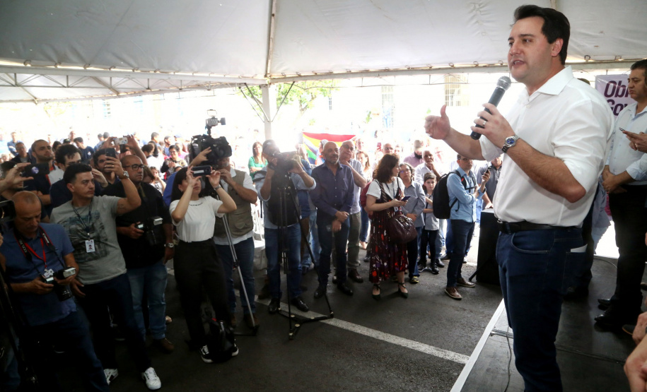 O Governador Carlos Massa Ratinho Junior confirmou investimentos que somam R$ 12,5 milhões para 24 municípios do Vale do Ivaí, Norte e Norte Pioneiro do Paraná. O pacote de ações inclui pavimentação asfáltica de vias urbanas, construção de barracões industriais e usina de asfalto, reforma em escolas, além da compra de veículos e equipamentos. As ordens para licitações e homologações foram assinadas nesta quinta-feira (05), em evento na prefeitura de Apucarana. Foto: Gilson Abreu/AEN