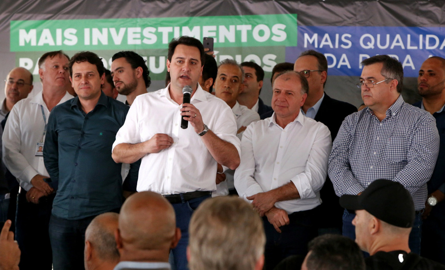 O Governador Carlos Massa Ratinho Junior confirmou investimentos que somam R$ 12,5 milhões para 24 municípios do Vale do Ivaí, Norte e Norte Pioneiro do Paraná. O pacote de ações inclui pavimentação asfáltica de vias urbanas, construção de barracões industriais e usina de asfalto, reforma em escolas, além da compra de veículos e equipamentos. As ordens para licitações e homologações foram assinadas nesta quinta-feira (05), em evento na prefeitura de Apucarana. Foto: Gilson Abreu/AEN