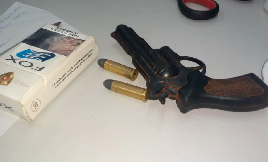 Policial do Escola Segura apreende simulacro de arma com aluno. Foto: PMPR