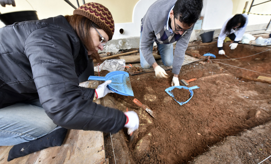 A equipe do Departamento de Arqueologia do Museu Paranaense vem desenvolvendo pesquisas arqueológicas no entorno do Palácio Belvedere, prédio histórico localizado na Praça João Cândido, Alto São Francisco, em Curitiba, e que está sendo revitalizado pela prefeitura da capital. Desde o início das escavações, em agosto, já foram encontrados fragmentos de ossos, de cerâmica, e até mesmo ossadas inteiras, muito bem preservadas. Foto:Kraw Penas/SECC