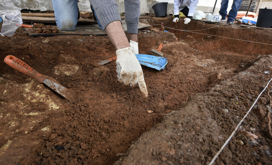 A equipe do Departamento de Arqueologia do Museu Paranaense vem desenvolvendo pesquisas arqueológicas no entorno do Palácio Belvedere, prédio histórico localizado na Praça João Cândido, Alto São Francisco, em Curitiba, e que está sendo revitalizado pela prefeitura da capital. Desde o início das escavações, em agosto, já foram encontrados fragmentos de ossos, de cerâmica, e até mesmo ossadas inteiras, muito bem preservadas. Foto:Kraw Penas/SECC