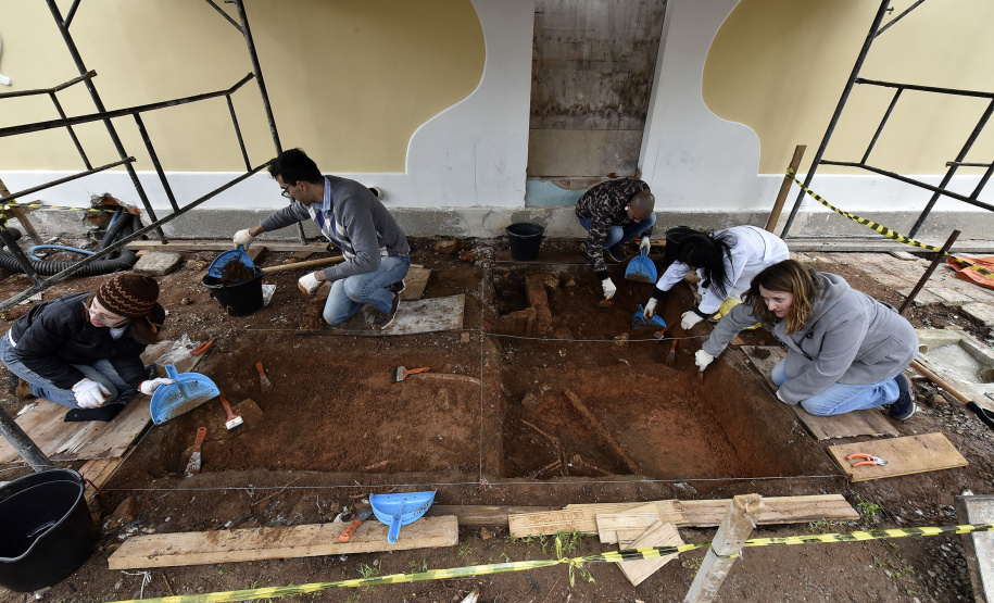 A equipe do Departamento de Arqueologia do Museu Paranaense vem desenvolvendo pesquisas arqueológicas no entorno do Palácio Belvedere, prédio histórico localizado na Praça João Cândido, Alto São Francisco, em Curitiba, e que está sendo revitalizado pela prefeitura da capital. Desde o início das escavações, em agosto, já foram encontrados fragmentos de ossos, de cerâmica, e até mesmo ossadas inteiras, muito bem preservadas. Foto:Kraw Penas/SECC