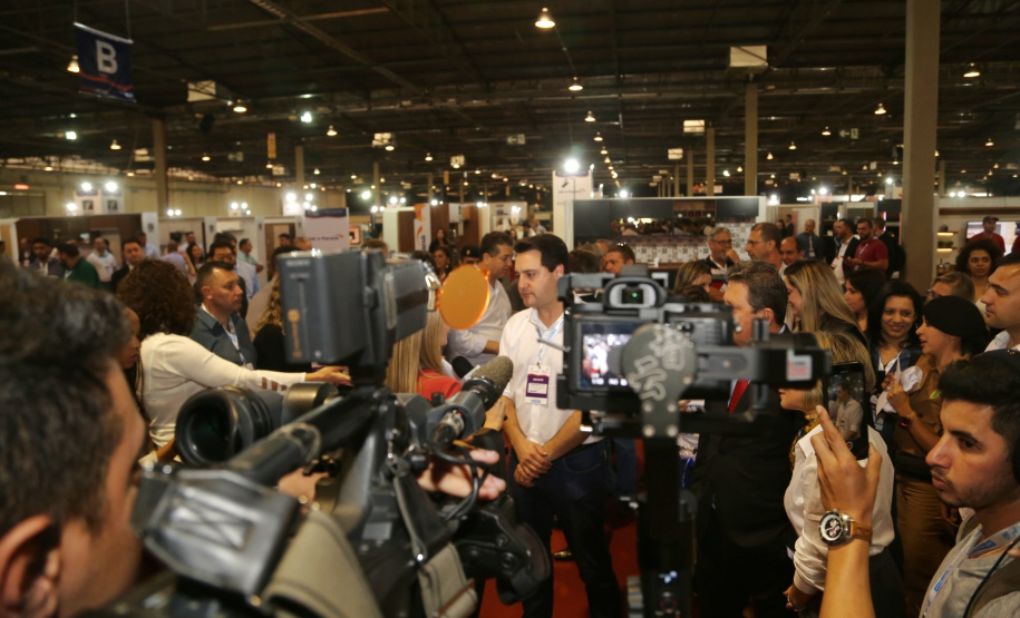 Governador Carlos Massa Ratinho Junior participa do 10º Congresso Nacional Moveleiro, em Arapongas, no Norte do Paraná. Foto: Gilson Abreu/AEN