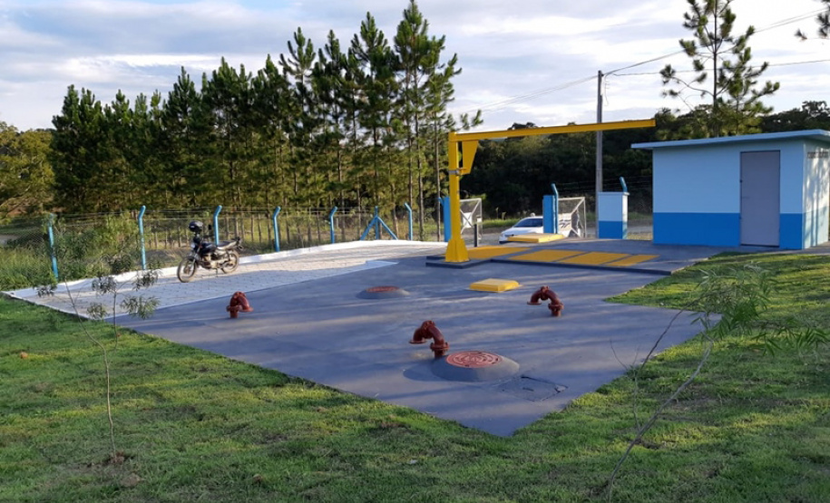 A ampliação do serviço de coleta e tratamento de esgoto em Sapopema foi um dos assuntos da reunião do prefeito Paulinho Branco com diretores da Sanepar, nesta semana. Já foram investidos R$ 7,1 milhões na implantação do serviço na cidade e estão previstos mais R$ 5,5 milhões para aumentar o número de famílias atendidas com esgotamento sanitário.Foto: Divulgação/Sanepar