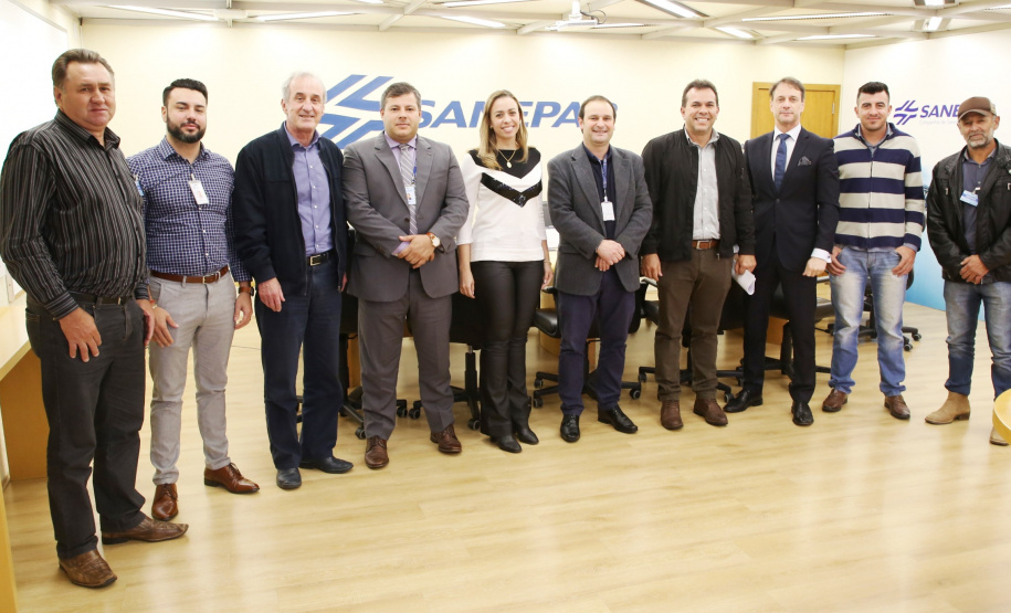 A ampliação do serviço de coleta e tratamento de esgoto em Sapopema foi um dos assuntos da reunião do prefeito Paulinho Branco com diretores da Sanepar, nesta semana. Já foram investidos R$ 7,1 milhões na implantação do serviço na cidade e estão previstos mais R$ 5,5 milhões para aumentar o número de famílias atendidas com esgotamento sanitário.Foto: Divulgação/Sanepar