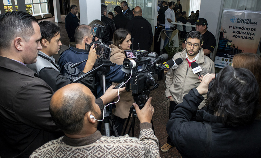 O trabalho constante por mais eficiência e qualidade nos portos paranaenses devem ser complementados por acompanhamento da segurança. “Nossos certificados hoje são internacionais e temos que manter sempre o alto nível na prestação de serviços, mas também na segurança”, afirmou o diretor-presidente da empresa pública Portos do Paraná, Luiz Fernando Garcia,ao abrir, nesta sexta-feira (6), o 1º Simpósio sobre Segurança Portuária, em Paranaguá. Foto: Claudio Neves/Portos do Paraná