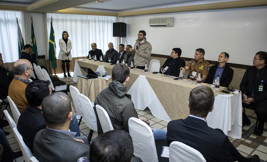 O trabalho constante por mais eficiência e qualidade nos portos paranaenses devem ser complementados por acompanhamento da segurança. “Nossos certificados hoje são internacionais e temos que manter sempre o alto nível na prestação de serviços, mas também na segurança”, afirmou o diretor-presidente da empresa pública Portos do Paraná, Luiz Fernando Garcia,ao abrir, nesta sexta-feira (6), o 1º Simpósio sobre Segurança Portuária, em Paranaguá. Foto: Claudio Neves/Portos do Paraná