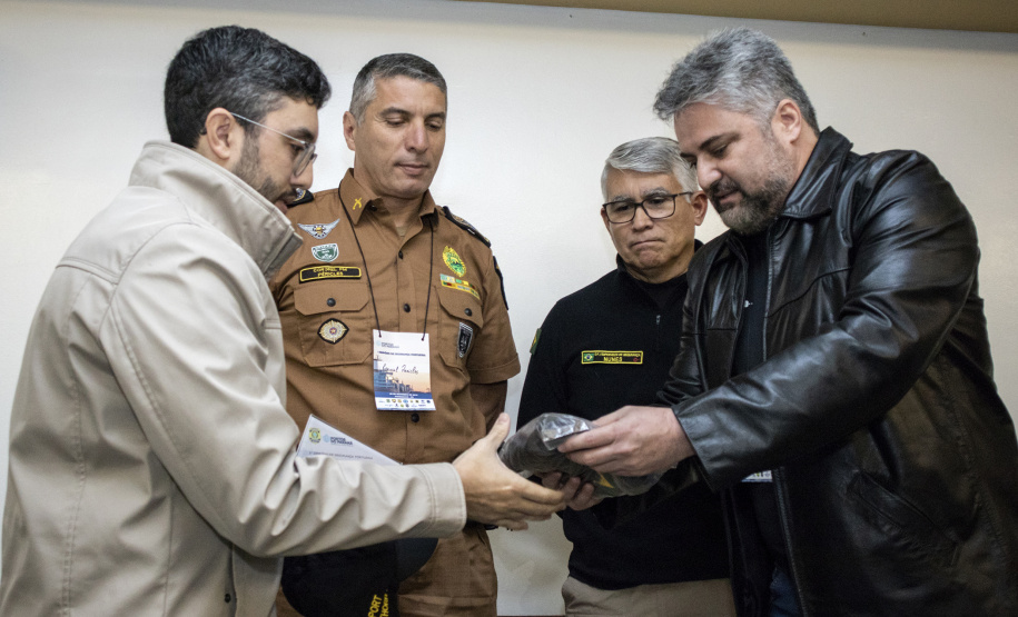 O trabalho constante por mais eficiência e qualidade nos portos paranaenses devem ser complementados por acompanhamento da segurança. “Nossos certificados hoje são internacionais e temos que manter sempre o alto nível na prestação de serviços, mas também na segurança”, afirmou o diretor-presidente da empresa pública Portos do Paraná, Luiz Fernando Garcia,ao abrir, nesta sexta-feira (6), o 1º Simpósio sobre Segurança Portuária, em Paranaguá. Foto: Claudio Neves/Portos do Paraná