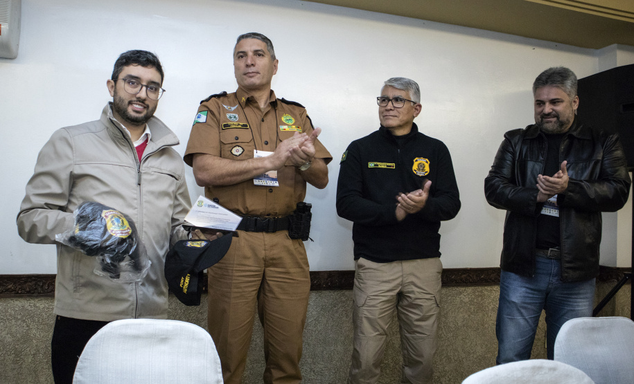 O trabalho constante por mais eficiência e qualidade nos portos paranaenses devem ser complementados por acompanhamento da segurança. “Nossos certificados hoje são internacionais e temos que manter sempre o alto nível na prestação de serviços, mas também na segurança”, afirmou o diretor-presidente da empresa pública Portos do Paraná, Luiz Fernando Garcia,ao abrir, nesta sexta-feira (6), o 1º Simpósio sobre Segurança Portuária, em Paranaguá. Foto: Claudio Neves/Portos do Paraná